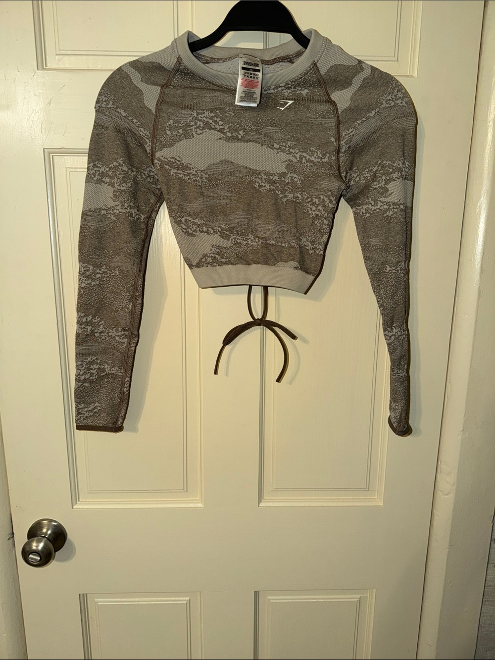 Gymshark Women’s Long Sleeve Cropped Top in Taupe and Cream Pattern